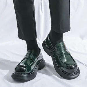 Mocassini da uomo in pelle lucida verde scuro con suola spessa e design classico inglese.