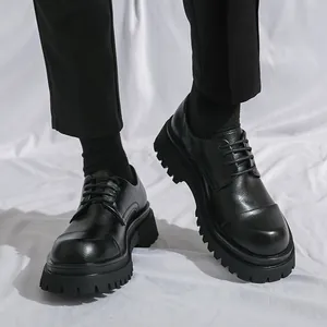 Scarpe stringate in pelle nera da uomo con suola spessa per stile casual e business