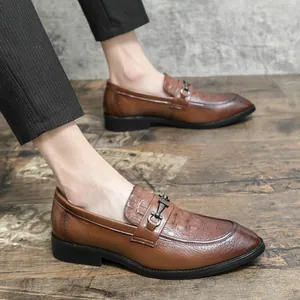 Mocasines de hombre marrones con relieve de cocodrilo y punta fina para negocios