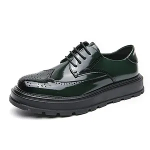Scarpe brogue da uomo in vernice verde scuro con suola spessa platform