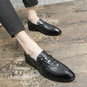 Mocasines de hombre en cuero negro textura cocodrilo con punta y detalle metálico