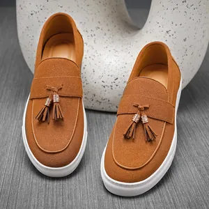 Klassische braune Herren-Slipper aus Wildleder mit modischen Quasten und weißer Sohle