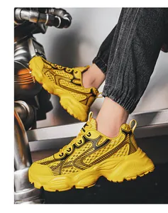 Κίτρινα mesh chunky sneakers με χοντρές σόλες σε λεπτομερές βιομηχανικό περιβάλλον.