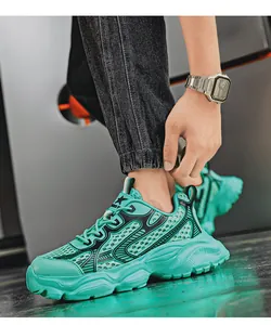 Λεπτομερής προβολή των ανδρικών chunky sneakers σε χρώμα μέντας με διαπνέον πλέγμα