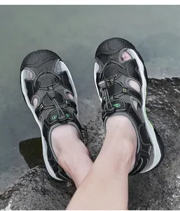 Detalle de las sandalias de cuero negro para hombre con sistema de cordones rápidos elásticos.