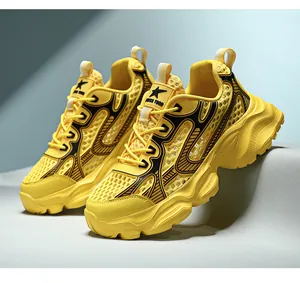 Λεπτομερής πλάγια όψη έντονων κίτρινων chunky sneakers με αναπνεύσιμο πλέγμα mesh