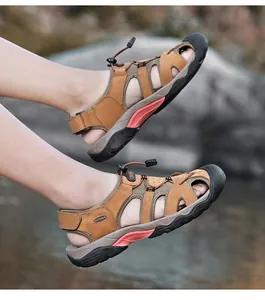 Detalle de sandalias de cuero genuino para exteriores con puntera protectora.