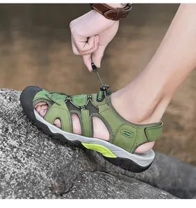 Primer plano de una sandalia de cuero verde para exterior con cordones elásticos