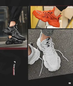Λεπτομέρεια από αναπνεύσιμα sneakers με πλέγμα σε πορτοκαλί μαύρο και λευκό χρώμα