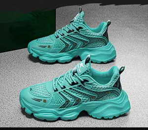 Λεπτομερής πλάγια όψη των πράσινων mesh chunky sneakers με λογότυπο αστεριού στη γλώσσα