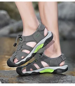Sandalias de cuero real para hombre usadas en exteriores sobre rocas