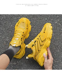 Λεπτομερής προβολή κίτρινων διχτυωτών dad sneakers με χοντρές σόλες και μαλακή επένδυση