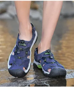 Primer plano de sandalias de cuero para hombre ideales para senderismo y agua