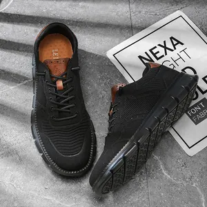Gros plan de baskets en maille noire respirante avec des accents de cuir marron.