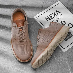 Détail de baskets décontractées marron en fly-knit avec semelle souple et mesh aéré