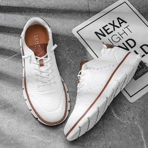 Détail de baskets blanches en mesh respirant avec des accents de cuir marron