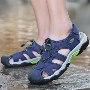 Sandalias de cuero azul marino para hombre con punta cerrada para senderismo y playa.