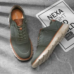 Gros plan montrant la texture des baskets en tricot vert olive et les semelles antidérapantes