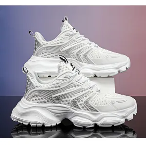 Λευκά χοντροκομμένα mesh sneakers με αναπνεύσιμο σχέδιο και παχιά κυματιστή σόλα για σπορ.