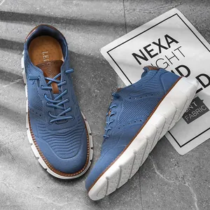 Gros plan de sneakers bleues en fly-knit avec maille respirante et semelle souple