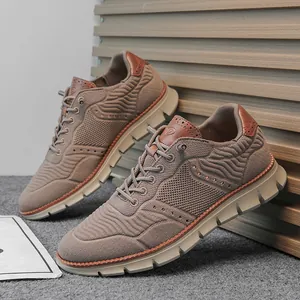 Vue détaillée du tissu en maille marron et des accents en cuir sur les baskets décontractées