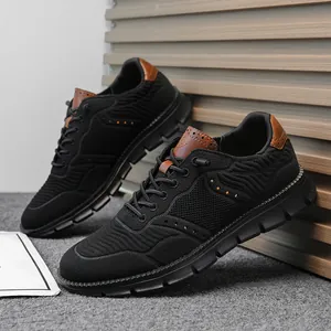 Vue détaillée de la maille tricotée noire respirante avec des accents marron sur la chaussure