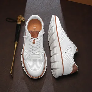Vue détaillée de baskets blanches en flyknit avec accents marrons et semelle texturée.