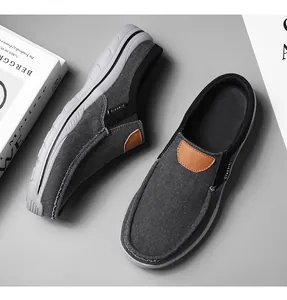 Vue détaillée des mocassins décontractés en toile gris foncé avec pièce en cuir brun