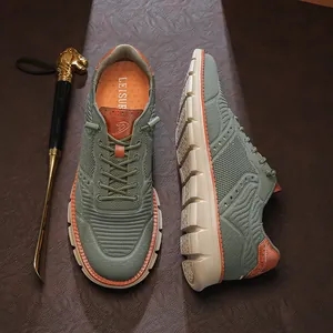 Vue détaillée de baskets en maille verte avec empiècements orange et semelle souple