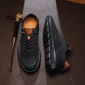 Vue détaillée de chaussures de sport en maille noire avec cuir marron et semelle souple