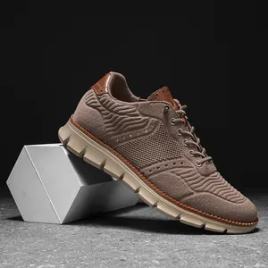 Vue détaillée d'une chaussure de sport marron en maille sur un support géométrique blanc.