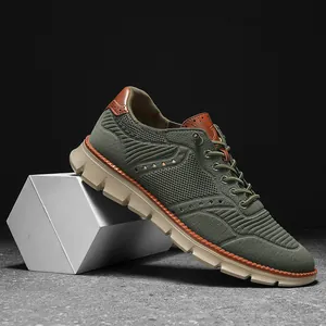 Vue détaillée d'une basket flyknit vert olive avec tige en maille et semelle tan