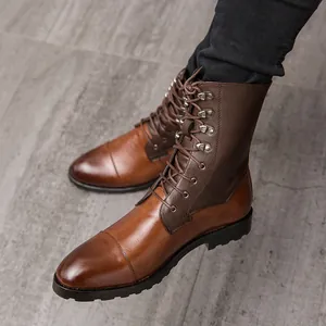 Stivali Martin da uomo in pelle bicolore marrone stile britannico, design stringato alto