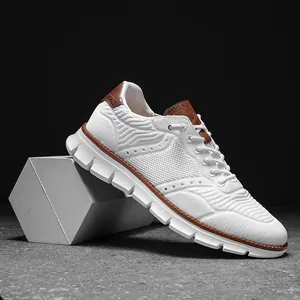 Vue détaillée des chaussures de course en maille blanche avec accents en cuir marron