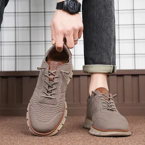 Gros plan détaillé des chaussures décontractées en maille marron pour hommes, texture tricotée