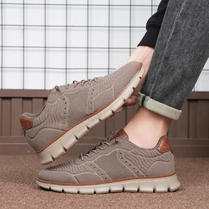 Vue détaillée de baskets décontractées en maille marron pour hommes avec semelle souple