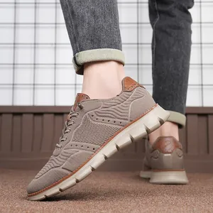 Vue latérale détaillée de baskets en maille marron portées par un mannequin aux pieds