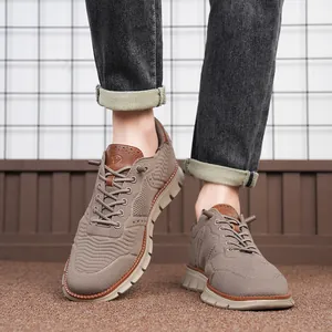 Gros plan sur des baskets en mesh flyknit marron pour hommes avec semelle souple