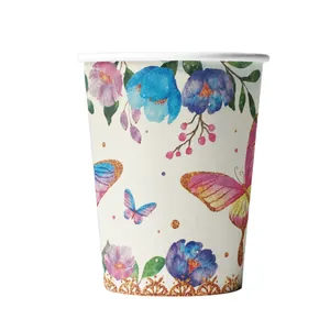 Vue détaillée d'un gobelet en carton jetable avec d'élégants motifs papillons et fleurs