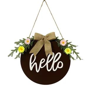Decoración redonda de madera 'hello' para porta con lazo de arpillera y flores