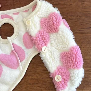 Detailansicht der weichen rosa Herz-Fleece-Haustierweste mit warmen weißen Knöpfen