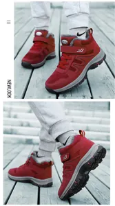 Detailansicht roter Winter-High-Top-Wanderschuhe mit warmem Kunstfellfutter und Klettverschluss