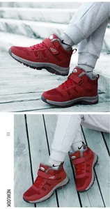 Nahaufnahme roter Winterstiefel mit warmem Fellfutter und robuster, rutschfester Gummisohle