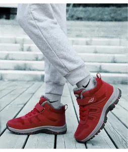 Detailansicht roter, gefütterter Wanderstiefel für Senioren mit rutschfester Sohle.