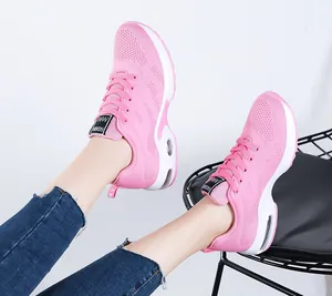 Vue rapprochée des baskets de course roses en maille avec semelle à coussin d'air