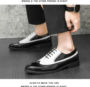 Nahaufnahme von schwarz-weißen Brogue-Schuhen aus Lackleder mit Flügelkappendetails