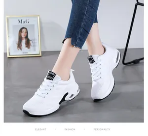 Vue détaillée de baskets élégantes en maille respirante blanche avec coussin d'air pour femme