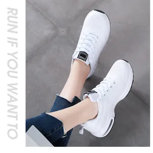 Détail des baskets de sport blanches en maille respirante avec semelle à coussin d'air