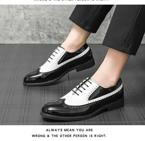 Detailansicht stilvoller schwarz-weißer Brogue-Schuhe aus glänzendem Lackleder