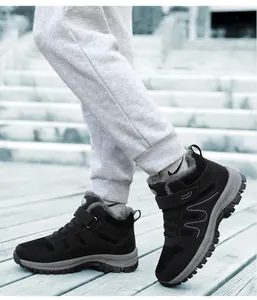 Nahaufnahme von schwarzen, fellgefüllten Winter-Wanderschuhen mit warmen Socken